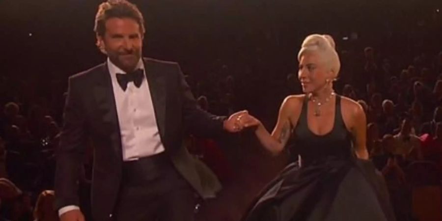 Lady Gaga schmachtet Bradley Cooper an den Oscars an.