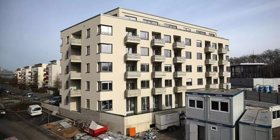 Das Deutsche Roten Kreuz baut für seine Mitarbeiter ein Wohnhaus in Köln. Die günstigen Mietwohnungen sollen Anreiz für Fachkräfte sein. Foto: Oliver Berg