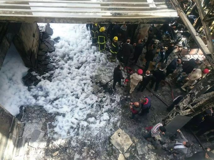 Rettungskräfte stehen am 27.2.19 im Hauptbahnhof Kairos. Feuer am Hauptbahnhof Kairo
