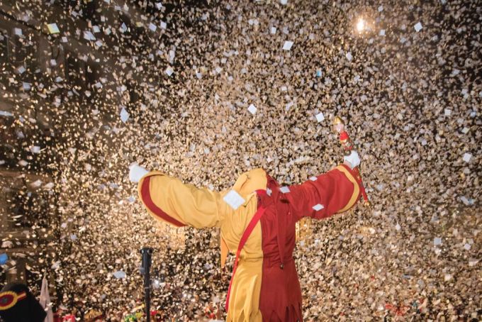 Beim traditionellen Fötzeliräge wurden dieses Jahr 6,3 Millionen Fötzeli in die Luft geschossen. Die Fasnacht in Luzern ist damit eröffnet! Fötzeliräge an Fasnacht Kapellplatz.