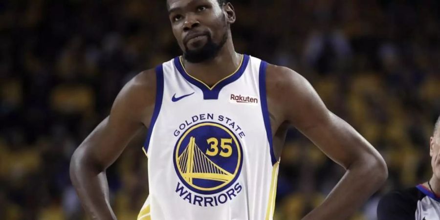 Kevin Durant (l) von den Golden State Warriors hat sich eine Verletzung an der rechten Wade zugezogen und fällt aus. Foto: Ben Margot/AP