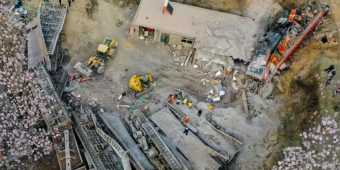 Die Arbeiten an der Unglücksstelle laufen noch Die Arbeiten an der Unglücksstelle laufen noch