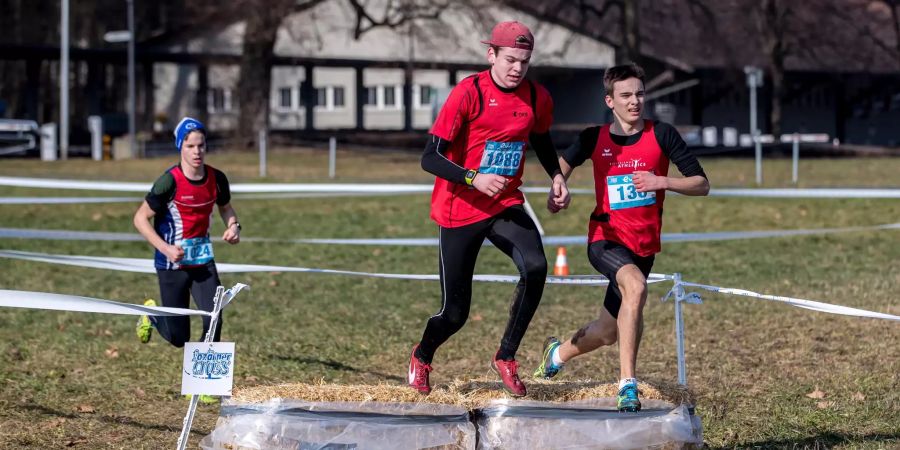 drei Personen am Cross Lauf