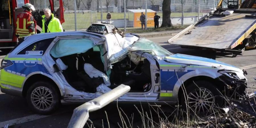 Der demolierte Streifenwagen steht an der Unfallstelle in Saarbrücken. Foto: Becker & Bredel