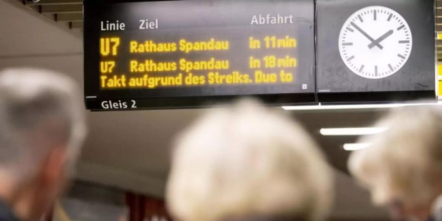 Anzeigetafel am U-Bahnhof Berliner Strasse: BVG-Arbeitnehmer haben am Freitag bis 12 Uhr ihre Arbeit nieder gelegt. Foto: Christoph Soeder
