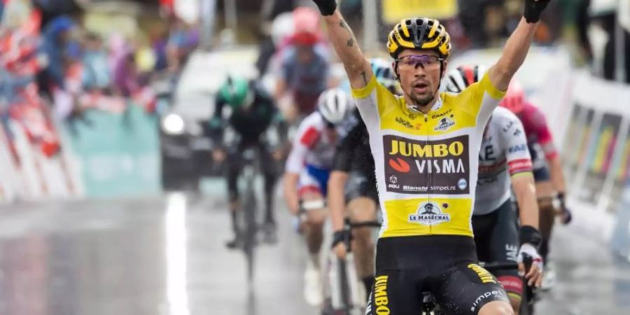 Primoz Roglic feiert seinen zweiten bei der 73. Tour de Romandie. Foto: Jean-Christophe Bott/KEYSTONE