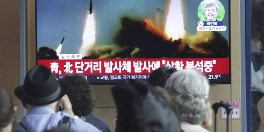 Passanten in Seoul schauen eine Nachrichtensendung über den jüngsten Raketenstart Nordkoreas. Inmitten der festgefahrenen Verhandlungen mit den USA über sein Atomwaffenprogramm demonstriert Nordkorea militärische Stärke. Foto: Ahn Young-Joon/AP