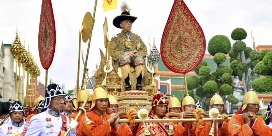 König Maha Vajiralongkornwird auf einer Sänfte durch die Strassen getragen. Er ist der zehnte König seit Beginn der Chakri-Dynastie 1782 und trägt auch den Namen Rama X. Foto: Thailand's Royal Public Relation Department/AP