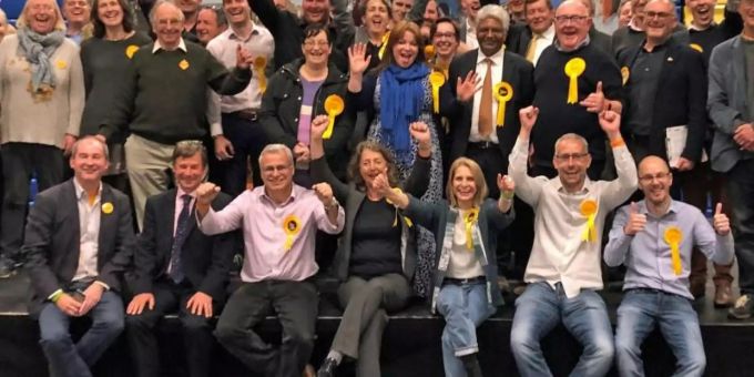 Die britischen Liberaldemokraten feiern nach der Auszählung der Stimmen der Kommunalwahlen. Kommunalwahlen Liberals Grossbritannien Gewinner