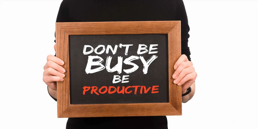 Schild mit der Aufschrift: "Be productive"