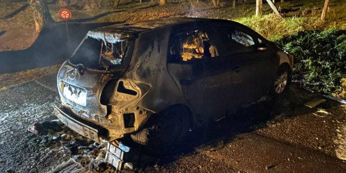 Das Fahrzeug erlitt Totalschaden. Brand