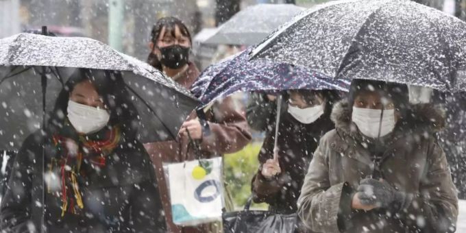 Starker Schneefall in Tokio. Foto: Koji Sasahara/AP/dpa Starker Schneefall in Tokio. Foto: Koji Sasahara/AP/dpa