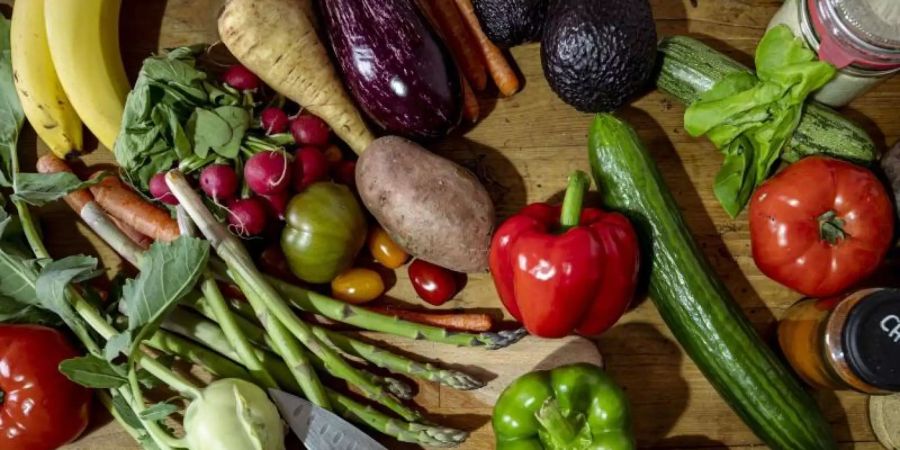 Obst und Gemüste statt Fleisch und Fisch - bei der Kampagne «Veganuary» machen weltweit Hunderttausende Menschen mit. Foto: Fabian Sommer/dpa