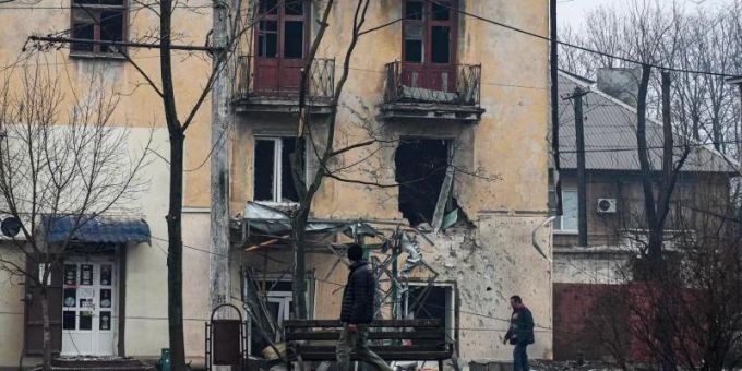 Beschossenes Haus in Mariupol. Zivilisten sollen die Stadt durch humanitäre Korridore verlassen können. Foto: Evgeniy Maloletka/AP/dpa mariupol