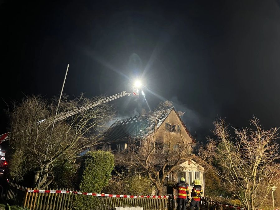 Das Haus muss nach dem Feuer abgerissen werden.