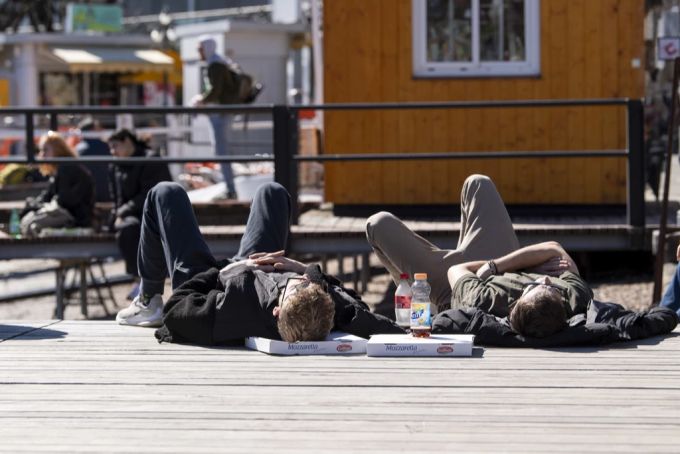 Menschen geniessen die Sonne in Lugano. Zu Ostern ist im Tessin alles ausgebucht. Lugano