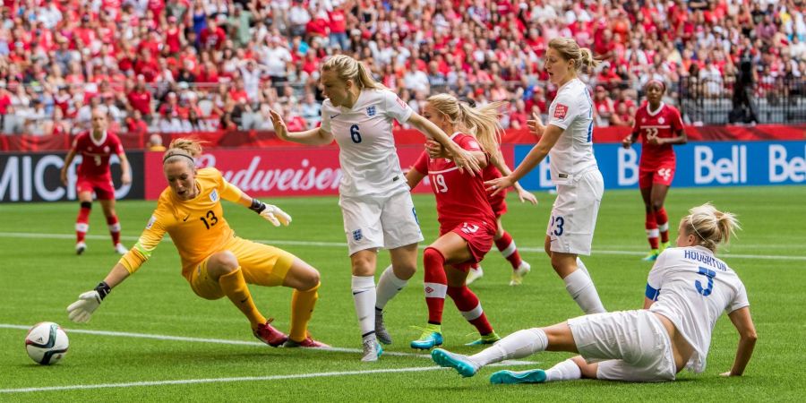 Englands ehemalige Nationaltorhüterin bezeichnete die Aussagen von Trainer Shiels als «wirklich bizarren Kommentar»: Siobhan Chamberlain (l) kassiert ein Tor.