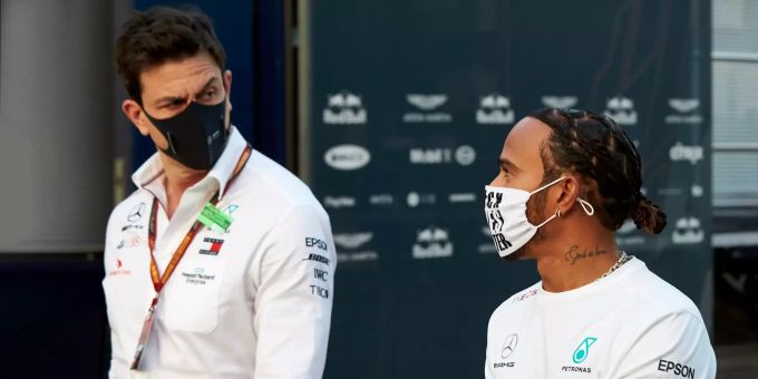 Toto Wolff, Teamchef von Mercedes, und Lewis Hamilton im Rahmen eines Rennwochenendes der Formel 1. Wolff Hamilton Formel 1
