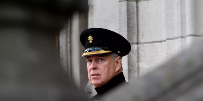 London/New York - Missbrauchsskandal: Queen distanziert sich von Prinz Andrew