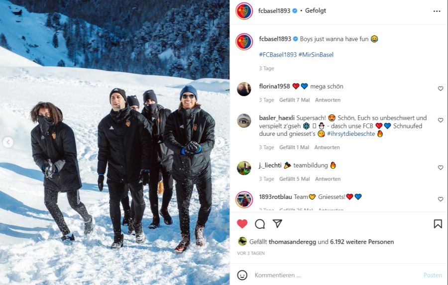 Der FC Basel verbrachte ein paar Tage in Zermatt. Hier messen sich die Spieler in einer Schneeballschlacht.