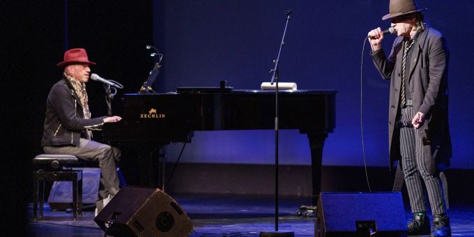Udo Lindenberg (r) und Pascal Kravetz unterstützten eine Spendengala für die Kinder der Ukraine im St. Pauli Theater in Hamburg. Udo Lindenberg (r) und Pascal Kravetz unterstützten eine Spendengala für die Kinder der Ukraine im St. Pauli Theater in Hamburg.