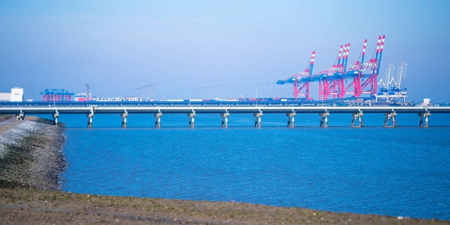 Der Jade-Weser-Port mit den Rohren der Tankerlöschbrücke im Vordergrund. Um Flüssigerdgas (LNG) über ein geplantes Importterminal in Wilhelmshaven anzulanden, soll ine rund 30 Kilometer lange Leitung vom Hafen bis ins ostfriesische Etzel (Kreis Wittmund) gebaut werden.