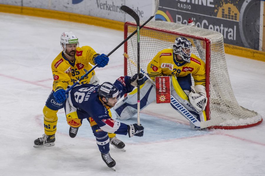 Davos-Verteidiger Thomas Wellinger (Nummer 95) im Duell mit Zugs Marco Müller.