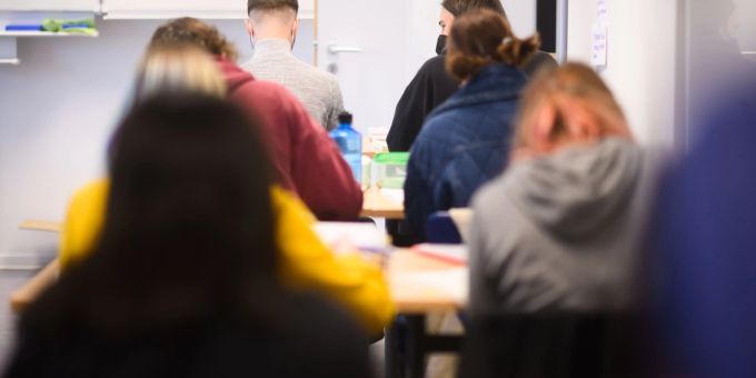 Laut einer Umfrage bei Deutschlands Schulleitungen kommt die Vermittlung von Lebenskompetenzen im Unterricht meist zu kurz. Laut einer Umfrage bei Deutschlands Schulleitungen kommt die Vermittlung von Lebenskompetenzen im Unterricht meist zu kurz.