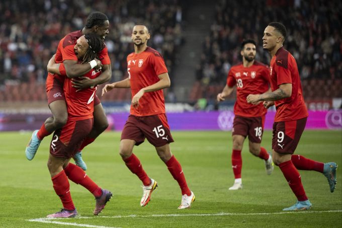 Jordan Lotomba (li.) feiert sein Tor zum 1:1 für die Schweizer Nati gegen den Kosovo. Schweizer Nati Kosovo