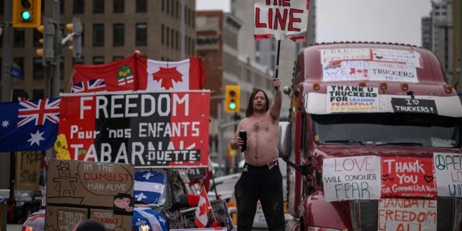 Demonstranten vor dem Parlament