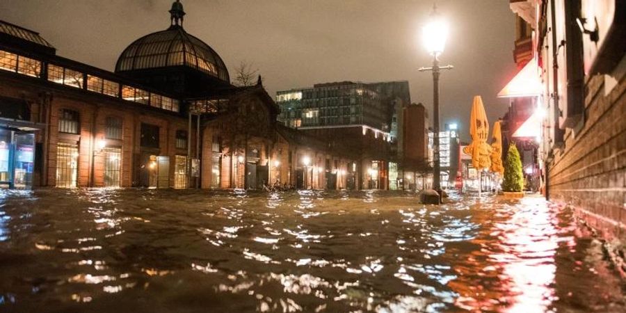 Sturmflut im hohen Norden: Zur Hamburger Fischauktionshalle kam man nur noch mit dem Boot. Foto: Daniel Bockwoldt/dpa
