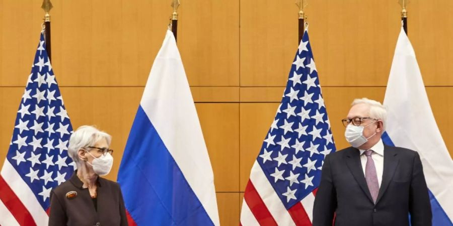 Wendy Sherman (l.) und Sergej Rjabkow