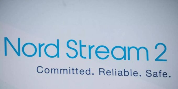 Ein Schild mit der Aufschrift „Nord Stream 2 Committed Reliable Safe“ an einem Infopunkt zur Gas-Pipeline Nord Stream 2. Foto: Stefan Sauer/dpa Ein Schild mit der Aufschrift „Nord Stream 2 Committed Reliable Safe“ an einem Infopunkt zur Gas-Pipeline Nord Stream 2. Foto: Stefan Sauer/dpa