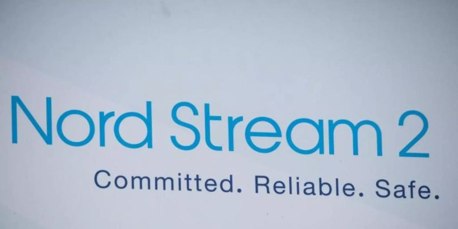 Ein Schild mit der Aufschrift „Nord Stream 2 Committed Reliable Safe“ an einem Infopunkt zur Gas-Pipeline Nord Stream 2. Foto: Stefan Sauer/dpa