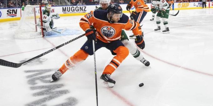 Alex Goligoski (2,M) von den Minnesota Wild jagt Leon Draisaitl (vorne) von den Edmonton Oilers. Foto: Jason Franson/The Canadian Press/AP/dpa Alex Goligoski (2,M) von den Minnesota Wild jagt Leon Draisaitl (vorne) von den Edmonton Oilers. Foto: Jason Franson/The Canadian Press/AP/dpa