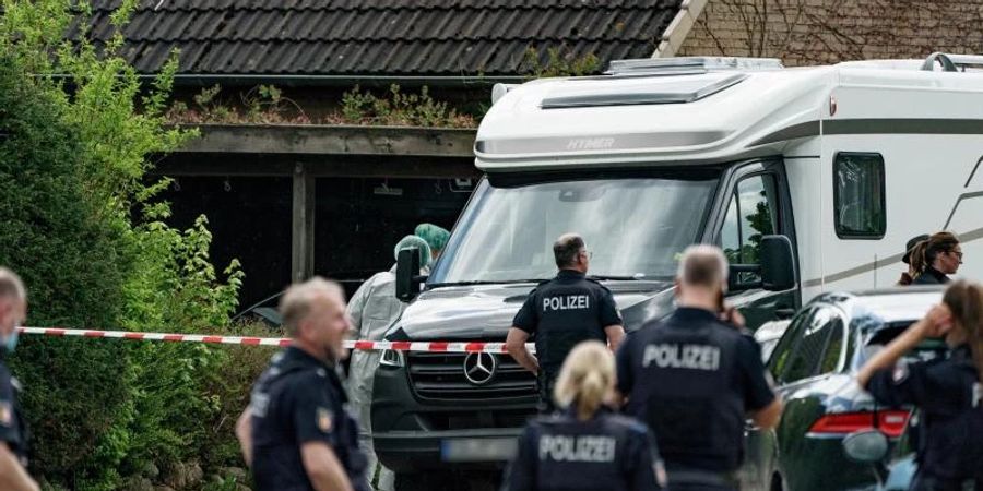 In dem Haus in Dänischenhagen bei Kiel wurden zwei Tote gefunden. Die Anklage wirft dem 48-jährigen Angeklagten insgesamt drei Morde aus Heimtücke und niedrigen Beweggründen vor. Foto: Axel Heimken/dpa