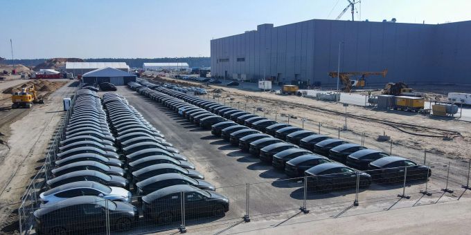 Elektrofahrzeuge vom Typ Tesla Model Y stehen aufgereiht vor der Tesla Gigafactory in Grünheide. Elektrofahrzeuge vom Typ Tesla Model Y stehen aufgereiht vor der Tesla Gigafactory in Grünheide.