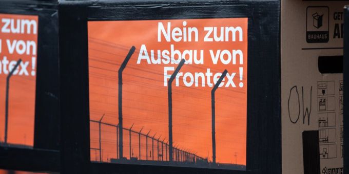 Personen verschiedener Organisationen reichten Unterschriften für das Frontex-Referendum ein. Frontex-Referendum