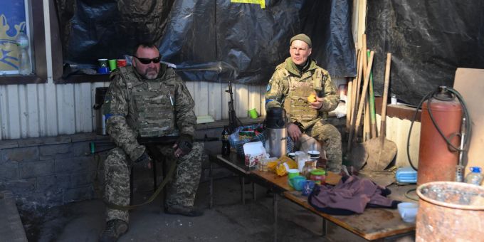 Ukrainische Soldaten ruhen sich am 22. März 2022 bei einem Wachhaus in Charkiw aus. Ukraine Krieg Charkiw
