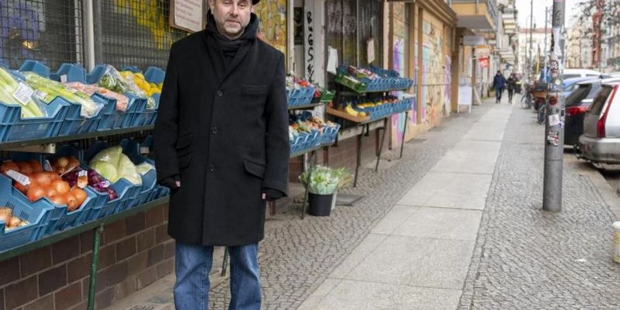 Mikhail Kaluzhskii, Journalist aus Russland, vor einem Gemüseladen in Berlin-Friedrichshain. Foto: Christophe Gateau/dpa