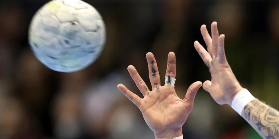 Ein Spieler fängt einen Handball. Foto: Ronny Hartmann/dpa-Zentralbild/dpa