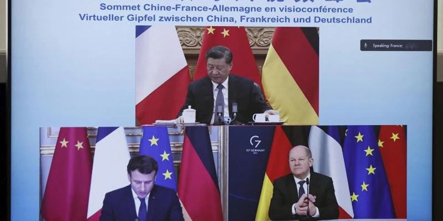 Emmanuel Macron (unten,l.), Olaf Scholz (unten,r.) und Xi Jinping während der Videokonferenz. Foto: Benoit Tessier/Reuters/AP/dpa