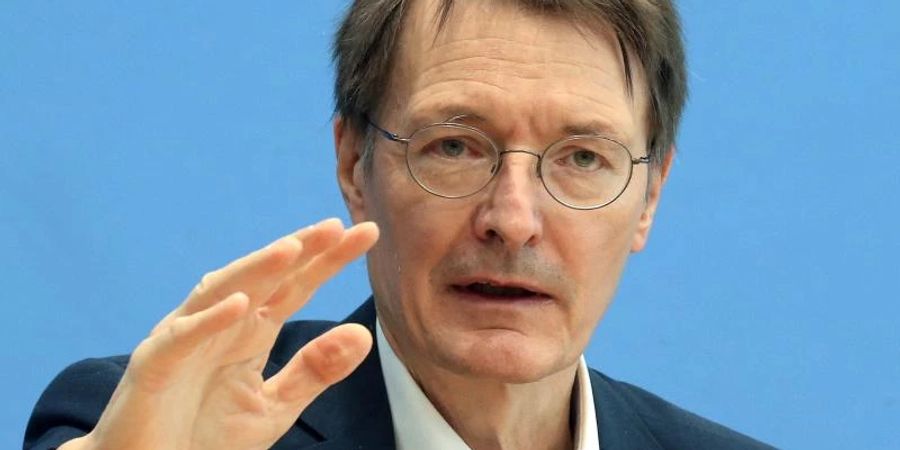 Gesundheitsminister Karl Lauterbach (SPD) geht davon aus, dass es für einen der Anträge für eine allgemeine Corona-Impfpflicht eine Mehrheit geben wird. Foto: Wolfgang Kumm/dpa