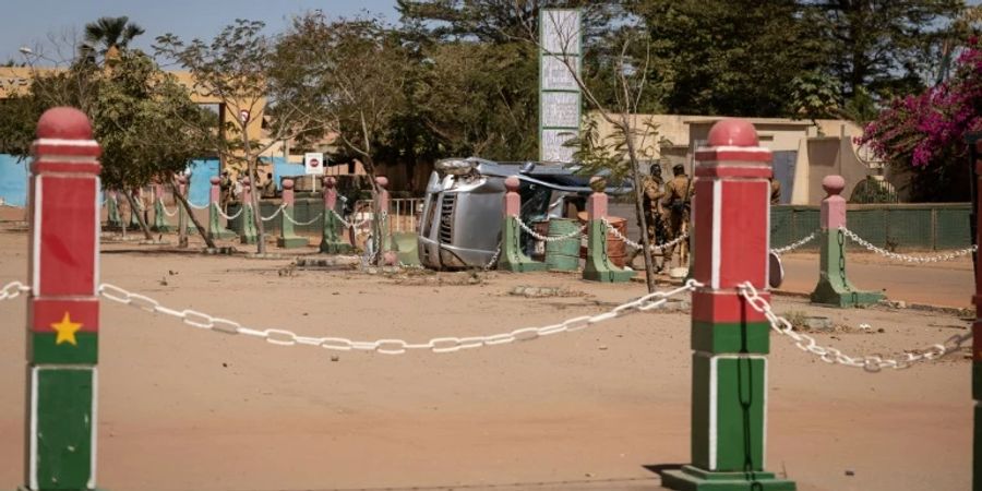 Beschädigtes Auto vor einer Kaserne in Ouagadougou