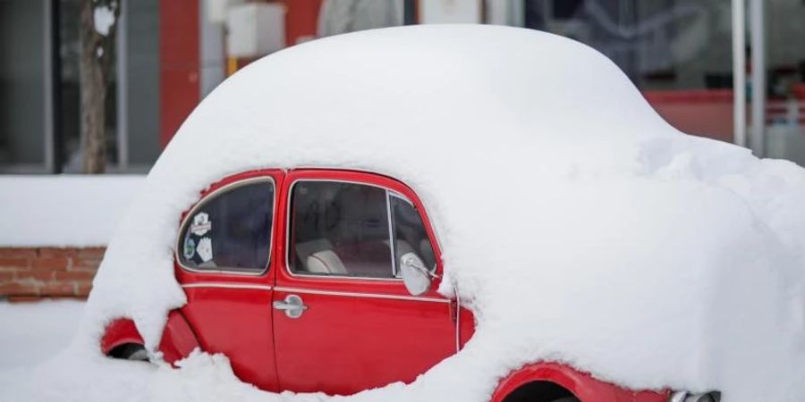 Ein Auto in Gaziantep am Strassenrand - bedeckt von einer dicken Schneeschicht. Foto: Muhammed Ibrahim Ali/IMAGESLIVE via ZUMA Press Wire/dpa