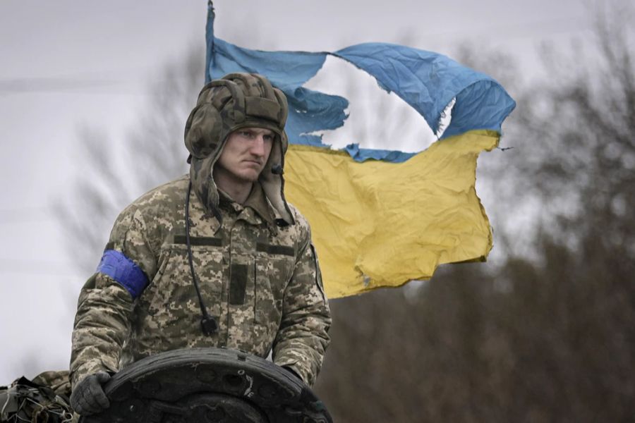 Ukrainische Soldaten rücken in Butscha ein.