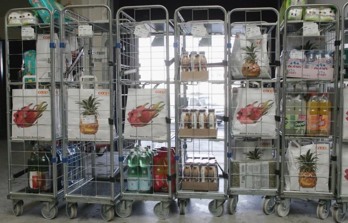 Bestellte Ware steht im Logistikcenter des Coop Online-Shops in Zürich. Seit Ausbruch der Corona-Pandemie boomt der Onlineshop. Coop Online