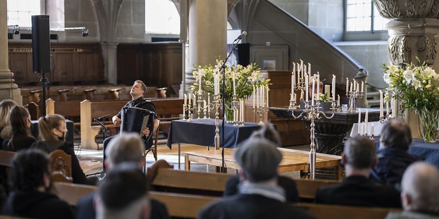 Akkordeonist Mario Batkovic spielt an der Abschiedsfeier für Endo Anaconda in der Berner Heiliggeistkirche.