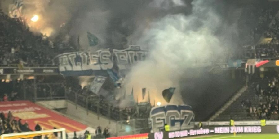 Die Fans des FC Zürich zünden vor dem Spiel ein Feuerwerk.