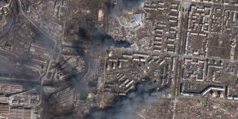 Ein Satellitenfoto vom Sonntag zeigt Brände in der von russischen Truppen eingkreisten Stadt Mariupol.